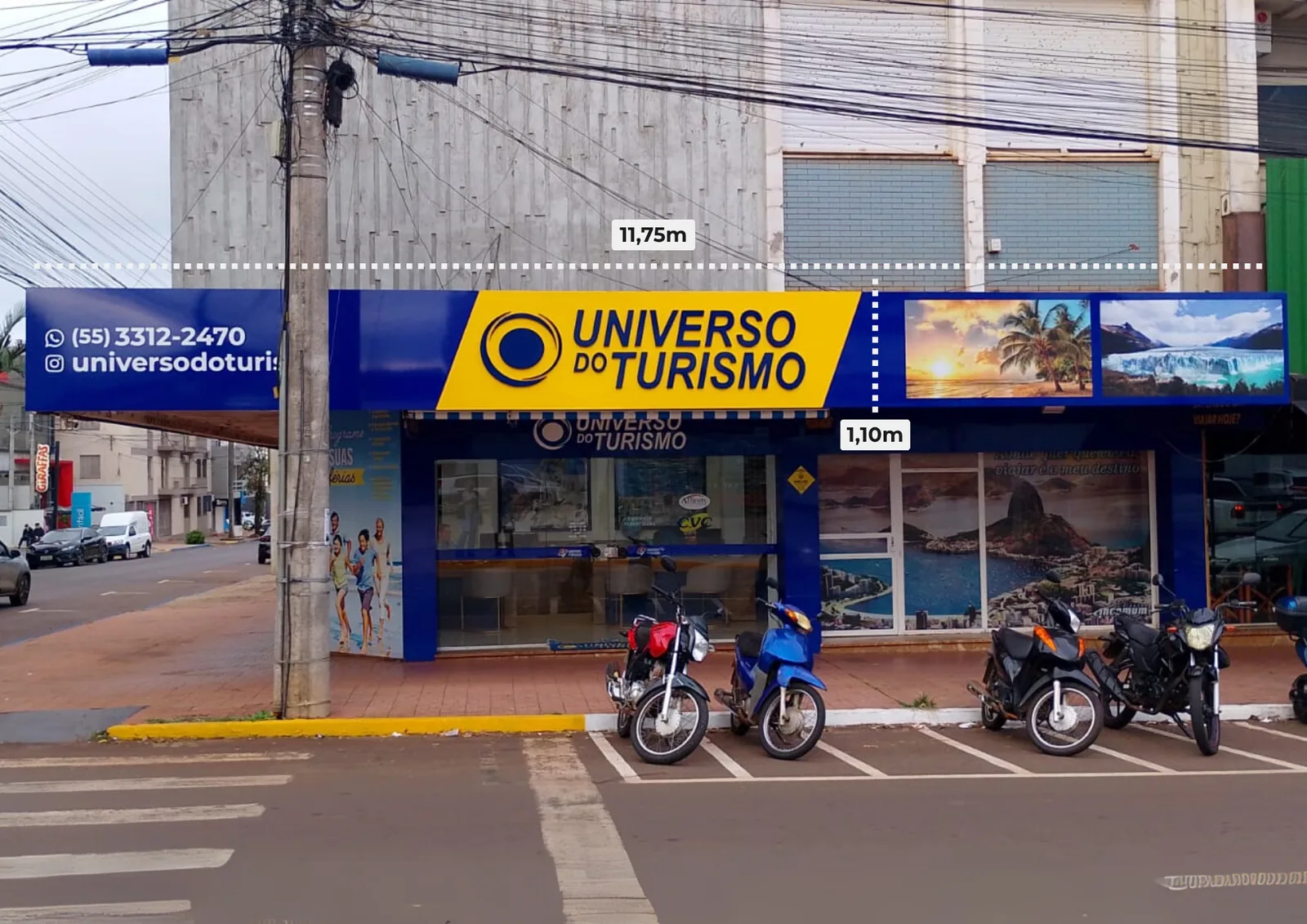 Fachada em ACM azul e amarela da agência Universo do Turismo, com 11,75 metros de largura por 1,10 metro de altura