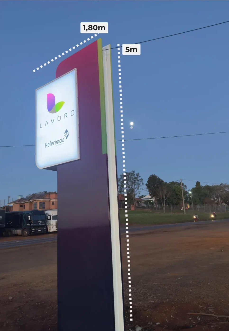 Totem de 5 metros de altura da Lavoro com bandeira luminosa ao entardecer