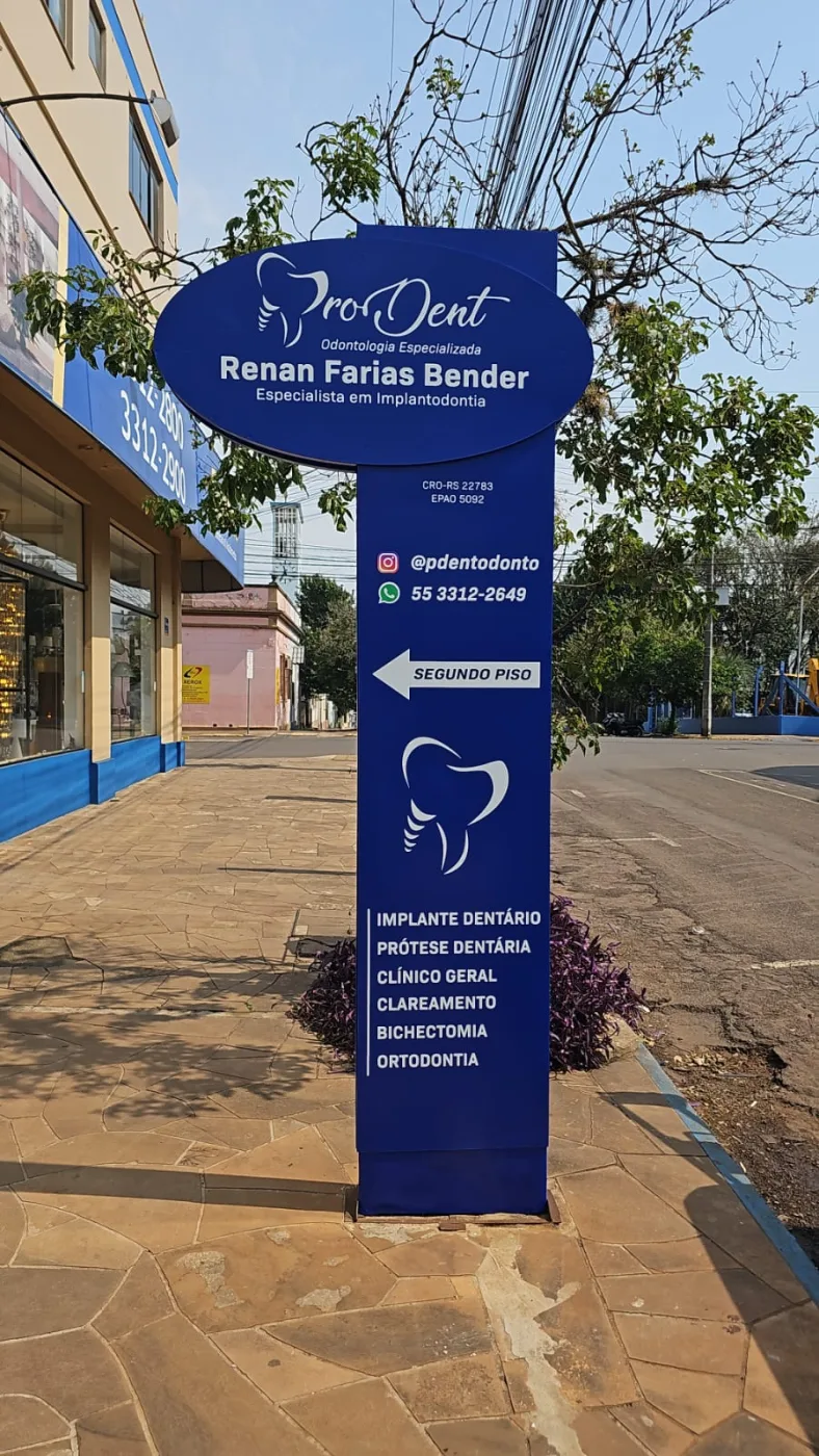 Totem azul da clínica Pró-Dent Odontologia Especializada instalado na calçada